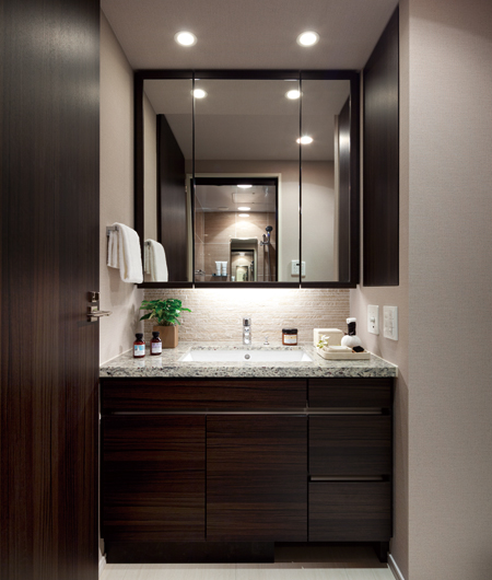 Bathing-wash room.  [Powder Room] In addition to the storage of toiletries, Vanity storage Ya equipped with a convenient slide housed in the housing of the fine makeup supplies, The wash basin bottom, Such as a space the health meter fits in smart is secured, Beautiful powder room will be maintained at any time in the rich storage.