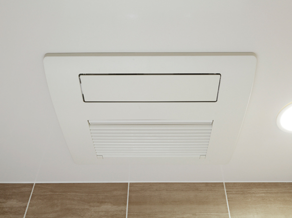Bathing-wash room.  [Bathroom ventilation dryer] ventilation ・ Drying ・ heating ・ Equipped bathroom ventilation dryer having a function of cool air. It is also useful to wash clothes on a rainy day.