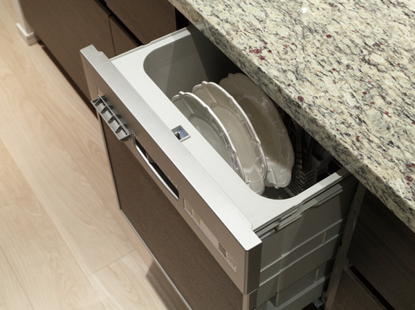 Kitchen.  [Dish washing and drying machine] Also caked dirt, High temperature powerful cleaning to drop to soften. To reduce the housework burden, The amount of water used, Running costs can also be saved.