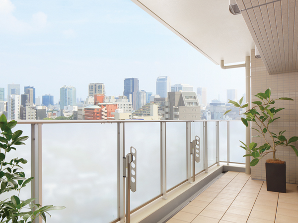 Living.  [Wide balcony] Depth core people about 1.8m wide balcony plan. Will produce a more open feeling in the room when the Akehana' the sash.