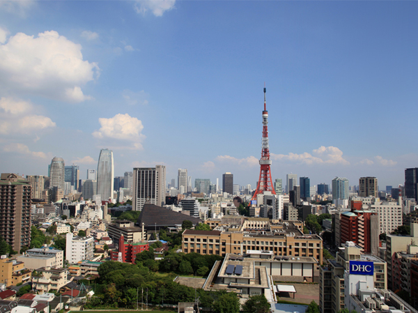Buildings and facilities. Birth near "Iikura Katamachi intersection". If all goes the intersection to the north a 4-minute walk to the "Roppongi 1-chome" station, Soon spread is "94043" area If all goes south.  ※ It is taken from the local 17th floor equivalent of height (August 2012) the view in the photograph, View ・ Landscape is different by each dwelling unit of each floor, It is not intended to be guaranteed in the future due to changes in the surrounding environment future.