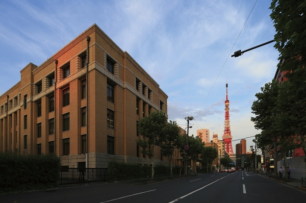 Gaien Higashi Street always is Tokyo Tower snuggle up on a daily (about 300m / 4-minute walk)