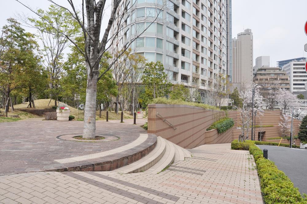 Other. Neighborhood environment in which the spread of the good well-appointed streets of the atmosphere (about 180m from local)