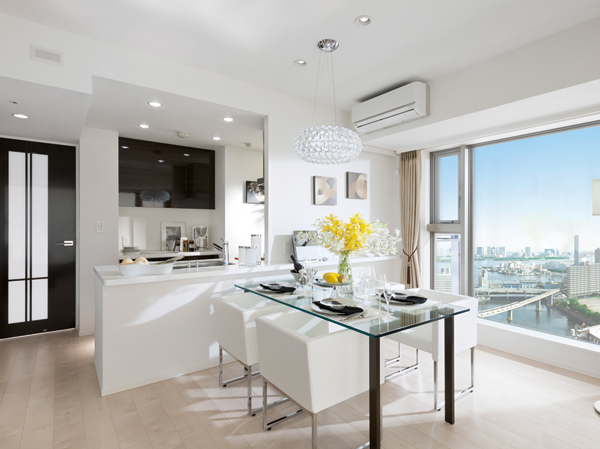 Kitchen.  [living ・ dining room / kitchen] Kitchen has adopted a flat face-to-face counter. Since the difference in level and there is a wide depth of up to about 900mm without, It can smoothly without lifting also temporarily placed in front of the dish to serving, You can also enjoy dishes from the face-to-face side together. By not providing the hanging cupboard, Spread is bright and airy, Living with the housework ・ You can also enjoy hearthstone of the family in the dining.