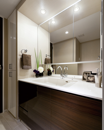 Bathing-wash room.  [Powder Room] It has adopted a three-sided mirror with vanity, which also includes a three-sided mirror under mirror tailored to the child's point of view. Ensure the storage rack on the back side of the three-sided mirror. You can organize clutter, such as skin care and hair care products. Also storage rack is clean and maintain because it is clean and remove.