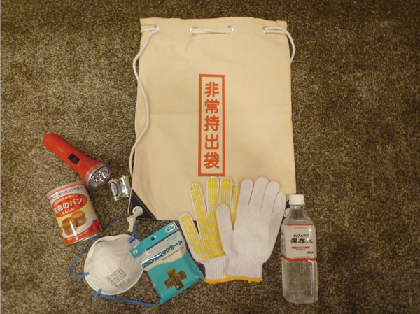 earthquake ・ Disaster-prevention measures.  [Disaster prevention Luc] We will be given the disaster prevention backpack to each household at the time of your delivery. Luc flame-retardant processing has been performed, Disaster save for drinking water, Canned bread that can be long-term storage, Cotton work gloves to dust mask, Compact size of the siren with radio light (with battery), Rescue sheet that can be used as an alternative to the blanket and overcoat because of the cold weather effect, It is lots of 7-piece set. Also, Toilet on the first floor common area of ​​the water supply pump can also be used to stop ・ Water faucet, Emergency manhole toilet, etc., Disaster recovery equipment have been made. (Same specifications)