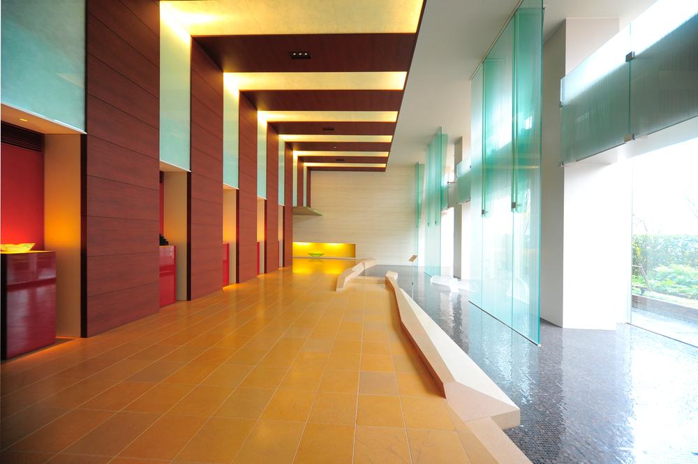 Other common areas. Entrance space, such as reminiscent of a luxury hotel