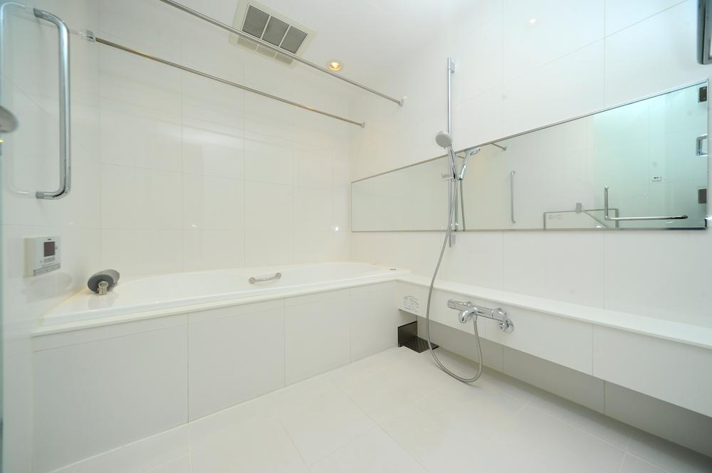 Bathroom. 1.25 square meters spacious bus. Basin adopts double bowl.