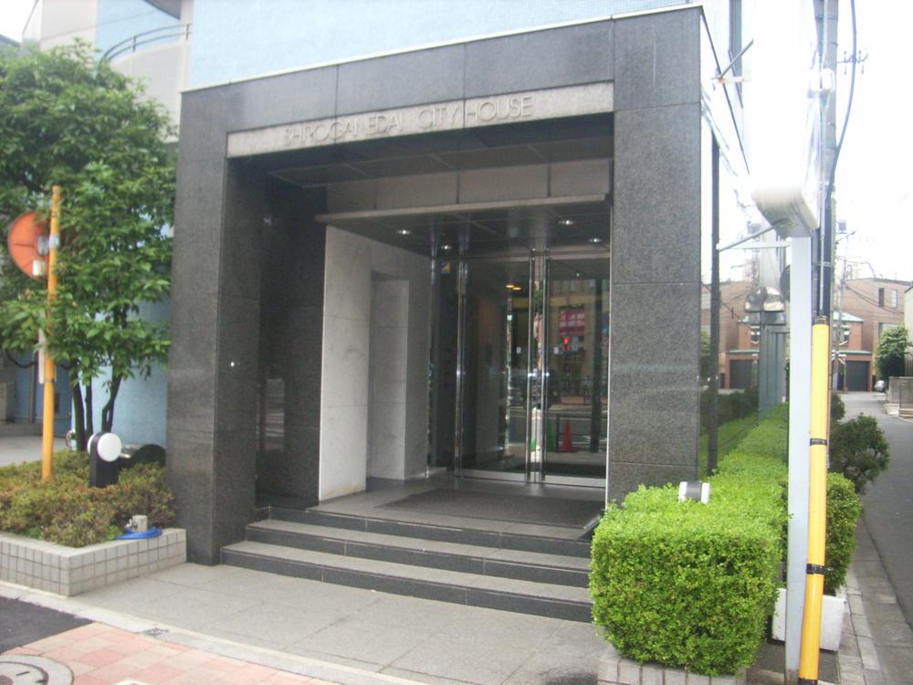 Entrance. Common areas