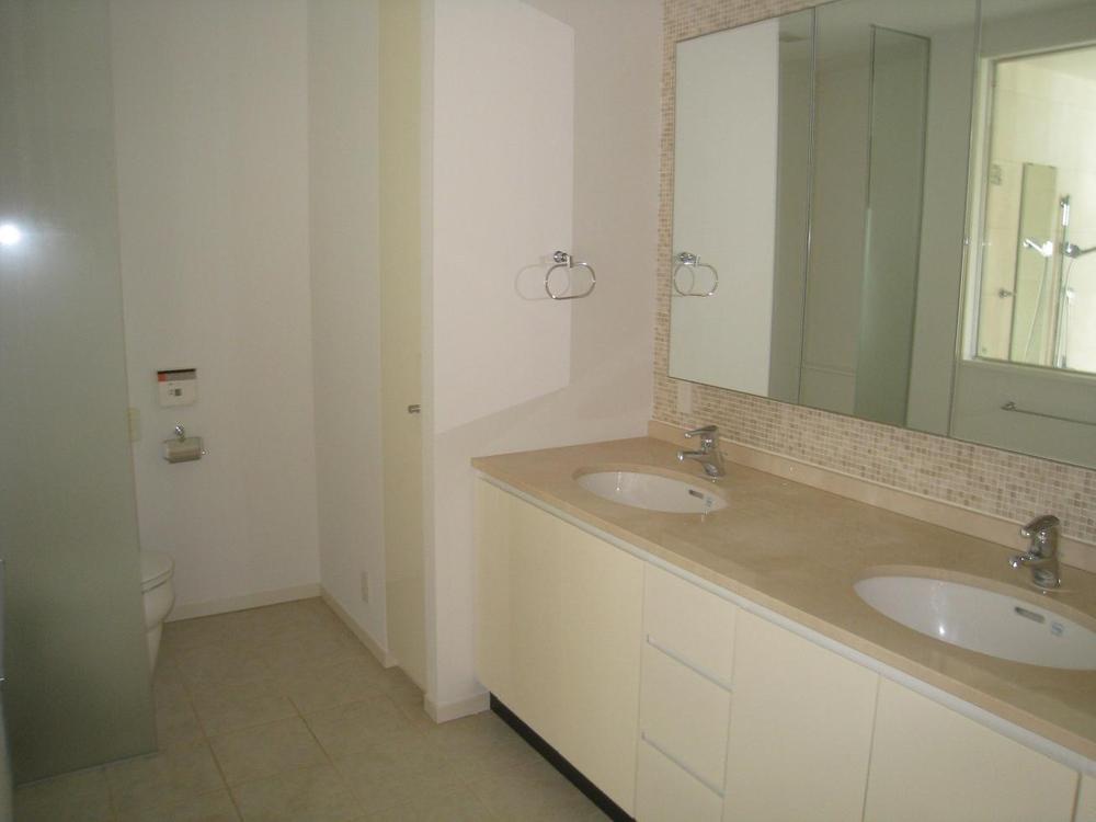 Wash basin, toilet. Indoor (September 2013) Shooting