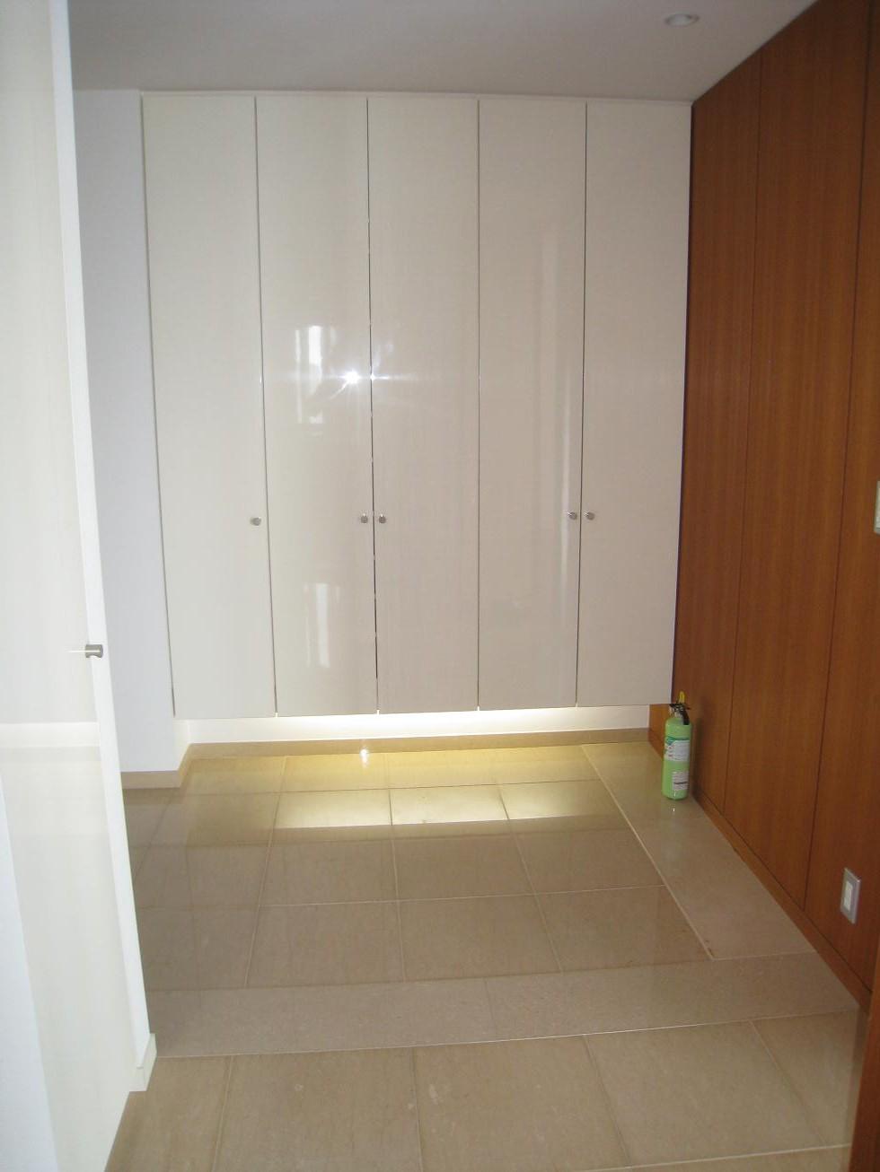 Entrance. Local (September 2013) Shooting