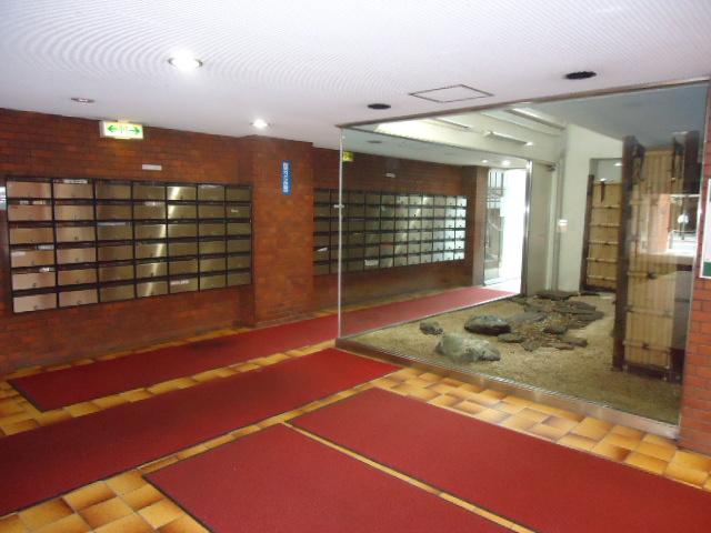 Entrance. Common areas