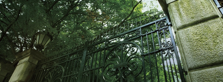 Italian Embassy (2-minute walk ・ About 150m), but it is the embassy, ​​which is nestled in the furniture, such as a condensed history of Italian civilization, Nakayashiki traces of the garden protect Oki Matsudaira. You typical Japanese garden tasteful that kept the style of delivering a Japan-Italy fusion of beauty