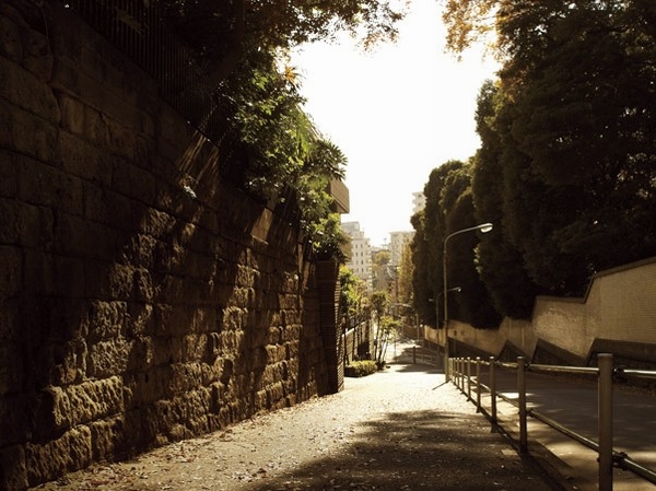 Rope slope (a 5-minute walk ・ Warlords of about 340m) Heian Period, Tsuna Watanabe was born in the vicinity of this, Derived from the legend of the hill named. The project continues to this hill, Facing the "rope of guidance slope" that the childhood of the rope has traversed pulled a hand
