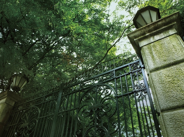 Rope slope (a 5-minute walk ・ Warlords of about 340m) Heian Period, Tsuna Watanabe was born in the vicinity of this, Derived from the legend of the hill named. The project continues to this hill, Facing the "rope of guidance slope" that the childhood of the rope has traversed pulled a hand