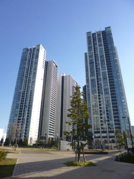 Local appearance photo. The dwelling unit is the Capital Tower there is a Maruetsu on the first floor.