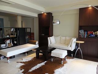 Living. Order fixtures of the wall store four locations is attached. TV housed on the opposite side, There is a computer desk storage