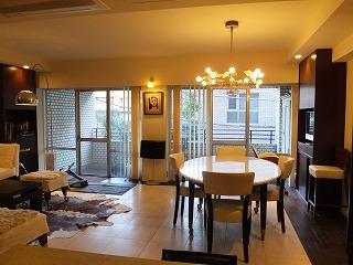 Living. Living-dining facing the 2 Menmado