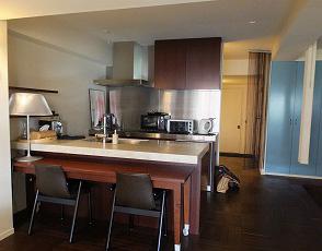 Kitchen. Open kitchen with easy-to-use counter Stuck rosewood solid flooring