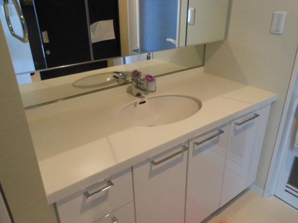 Wash basin, toilet. Is a comfortable living in the bathroom provided plenty of storage.