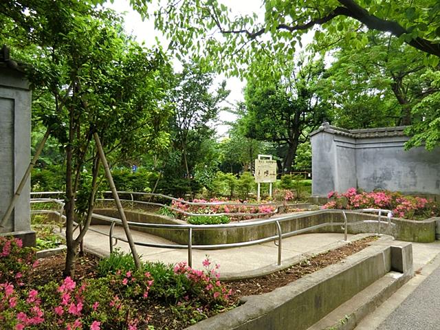 park. 652m until Kamezuka Koen