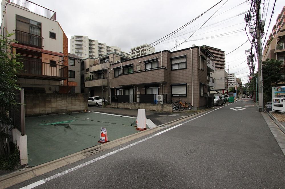 Local photos, including front road. Facing the public road of 4.7m Local (10 May 2013) Shooting