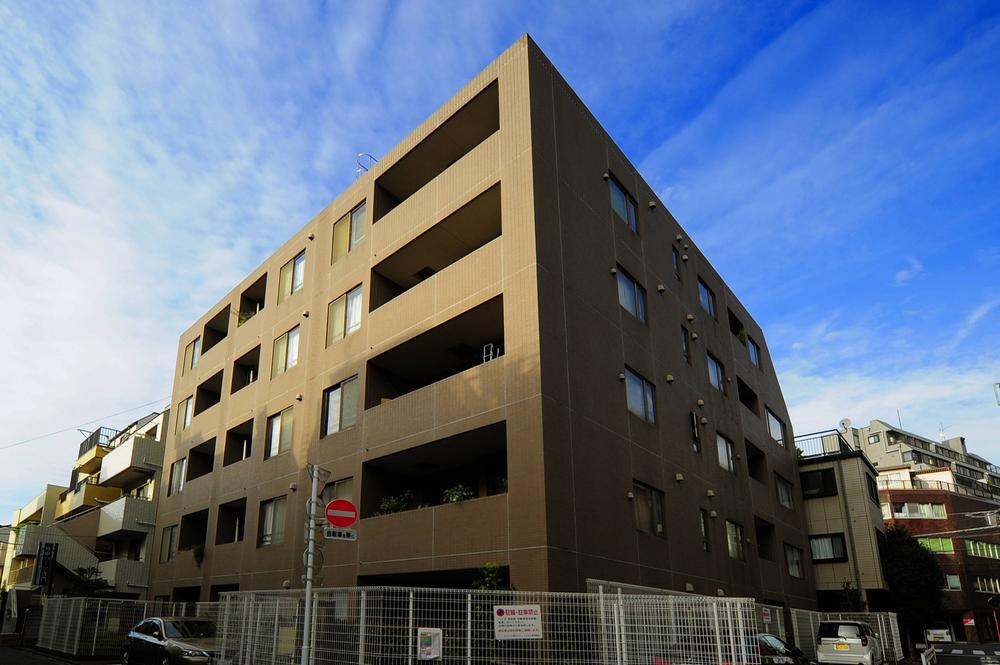 Local appearance photo. A profound feeling mansion nestled in Higashiazabu. For the south road, Yang per good.