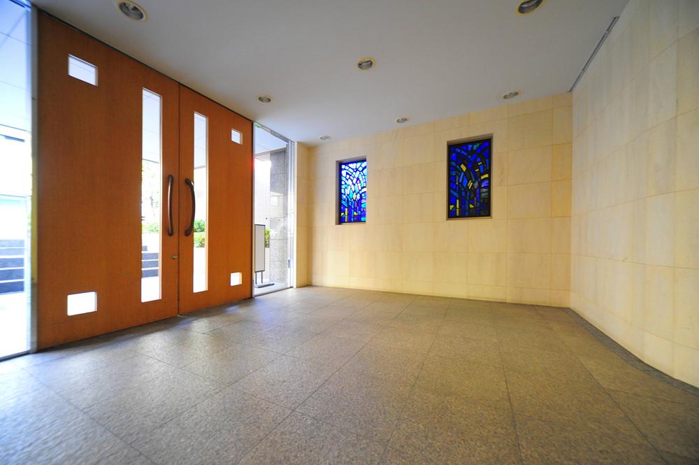 Entrance. A clean entrance. Management situation is also good.