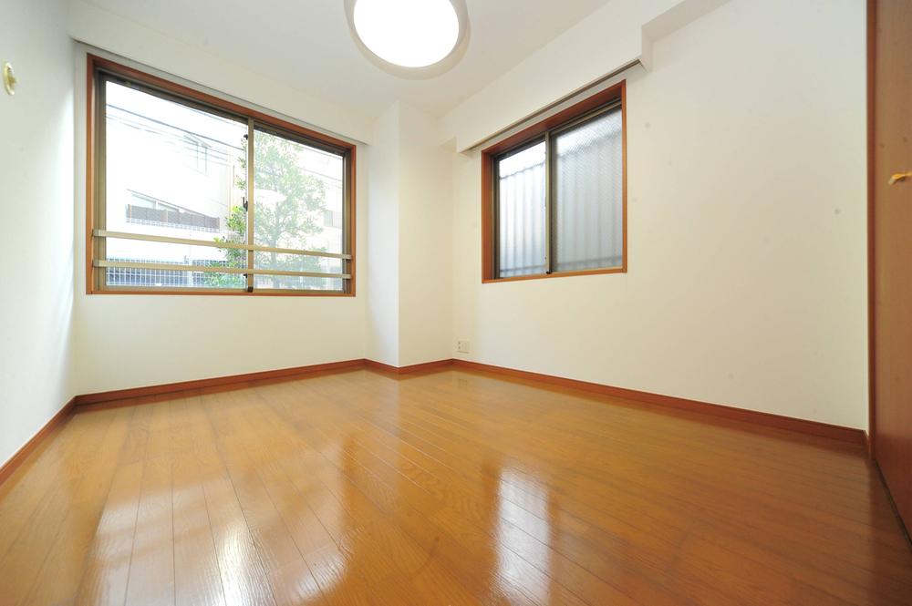 Non-living room. Southwest side of the living room. Looking from the outside will not be really care.