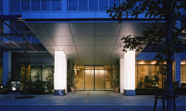 Shared facilities.  [Imposing appearance, entrance] Entrance of the "Bay Crest Tower". Its imposing appearance is I feel the story of the house. Such as light posts at night, It celebrates the people who produce impressive light visits.