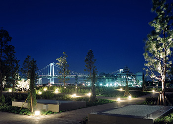 Shared facilities.  [Boasting a size of approximately 2000 sq m, Bay Breeze Garden to feel the sea breeze] The vast spread in the "Bay Crest Tower" east "Bay Breeze Garden". Here is the garden that becomes the contact point of the sea and the Tower. "Bay Breeze Garden" has a symmetric proportions, Space full of geometric beauty. Also, The former "Bay Breeze Garden" has been provided with a "seaside deck" across the width of about 50m along the water's edge border.