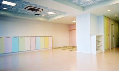 Shared facilities.  [Child Care for child-rearing support] We should also continue to work born children. We want to be actively involved in community activities and volunteer. Such, In order to support the future of lifestyle, Set up a day-care center on the second floor in the "Bay Crest Tower". Co., Ltd. San mark with a reputation and a track record, In partnership with limited company Fast, We will continue to expand the variety of child-rearing services.