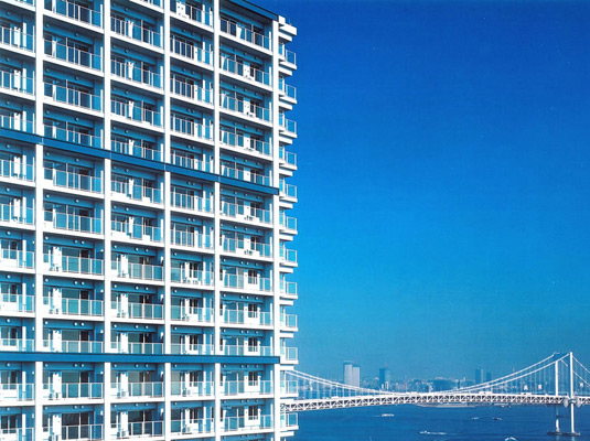 Buildings and facilities. Yamanote Line a 13-minute walk from the "Shinagawa" station. Aldo ・ Rossi & Shigeru Uchida 40 floors above ground by Mr. ・ Total units 594 units of designer Tower. The birth of the Rainbow Bridge in under eyes. (Completed photo / August 2005 shooting)
