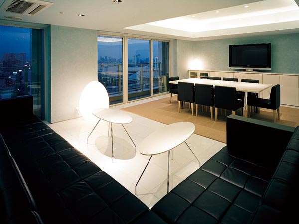 Buildings and facilities. More than 100m above the ground from a height, Of the 37th floor overlooking the Rainbow Bridge "Sky Lounge". Theater and AV equipment, Also we have established a full-fledged kitchen.