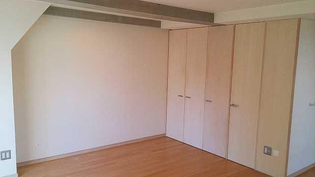 Non-living room. Indoor (12 May 2013) Shooting, The bedroom space has a movable TV counter.