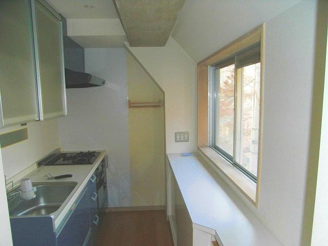 Kitchen. Indoor (12 May 2013) Shooting, There is storage counter to the system kitchen opposite.