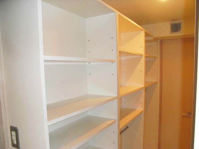 Other. Dressing room before the bathroom, It can be stored a lot