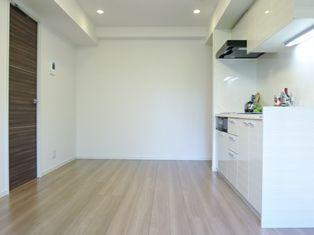 Living. ~ 11 / 30 interior was completed ~ Corner room ・ Yang per two-plane balcony ・ Ventilation is good. Air conditioning is 1 groups installation completed. Lush living environment which is located at the foot of Tokyo Tower, 110 units large-scale apartment.