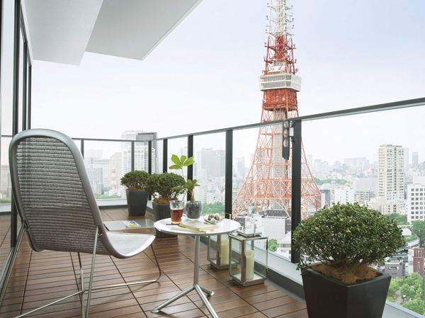 Living.  [Balcony of the depth of about 2m] It was the wide Freon stage design for view of course to realize the comfort of the open-air feeling. Since the opening face is wide excellent sense of unity with the landscape outside, It flooded with fresh light. Balcony facing the wide Freon stage is, You can take advantage of as a pleasant outdoor space at the depth of about 2m.
