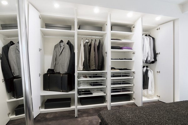 Directions to the model room (a word from the person in charge)