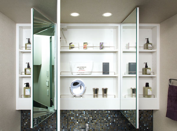 Interior.  [Three-sided mirror back storage] It can store plenty small items, You can clean tidy counter around. It is equipped with a fogging to also triple mirror.