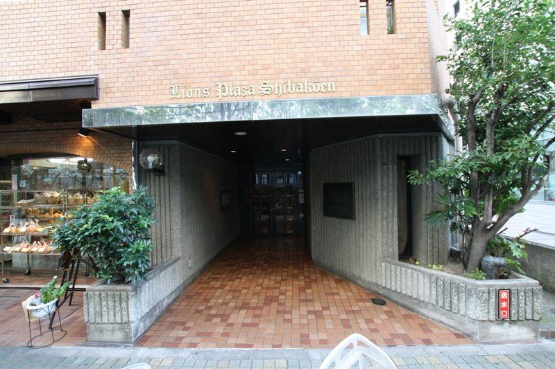 Entrance. Auto with lock