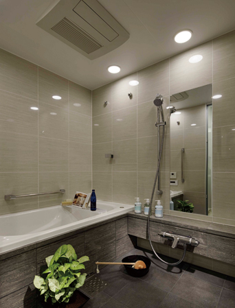 Bathing-wash room.  [Bathroom] It established a safe handrail when stand up in the bathroom and toilet. Consideration from children to the elderly, It prevents unexpected fall. Also, Keep warm from the bath water-topped, Adopt a convenient full Otobasu function you can do with one-touch up to reheating.  ※ Model Room 70-D1 type (some paid option ・ ColorSelect ・ Including menu plan. Application deadline There)