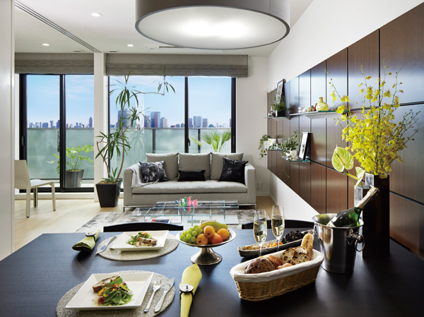 Living.  [living ・ dining room] Large open layout have been living space to be able to enjoy the light and the view from the window. Vetted the material to meet the high-sensitivity aesthetic eye, Relaxed space unleash a free sensibility to further heights, We drove the mind.  ※ Model Room 70-D1 type (Yes by combining the east direction of view photos from local 16th floor equivalent (March 2012 shooting) slightly different from the actual. Some paid option ・ ColorSelect ・ Including menu plan. Application deadline There)
