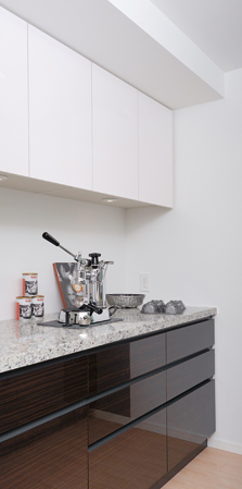 Kitchen.  [Cupboard] It also stuck to the interior of such doors of design and surface material. Drawer storage can smoothly open and close with a soft-close.  ※ Except 40-A type.  ※ Hanging cupboard under downlight paid option ・ Application deadline there (same specifications)