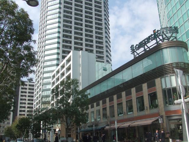 Supermarket. 562m until the Queen's Isetan platinum Takanawa shop