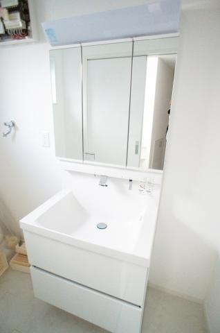 Wash basin, toilet. Indoor (September 2013) Shooting