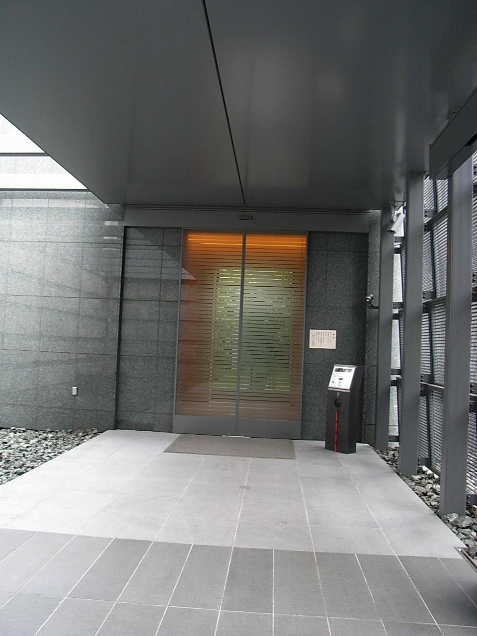 Entrance. Common areas