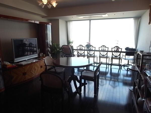 Living. But it is facing east, You can overlook the Odaiba.