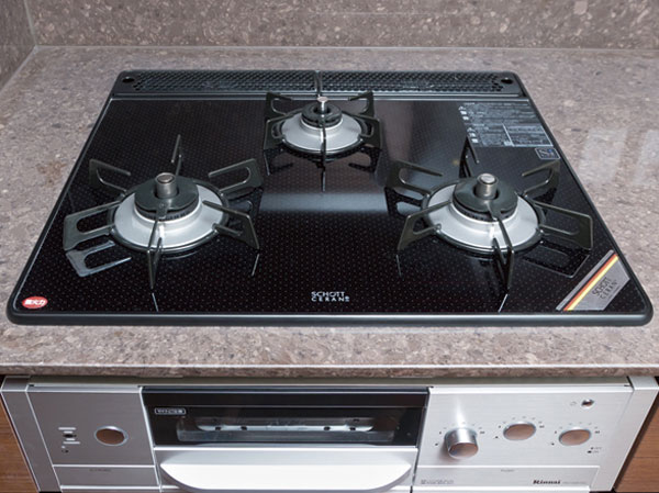 Kitchen.  [Gas stove also easy glass top cleaning] Kitchens, Look not only beautiful, It has also adopted an easy gas stove glass top cleaning. With peace of mind of the safety function.